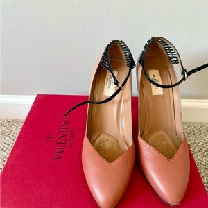Valentino Women's Beige Leather Heels shoes size 39,5, for size38,5 and 39